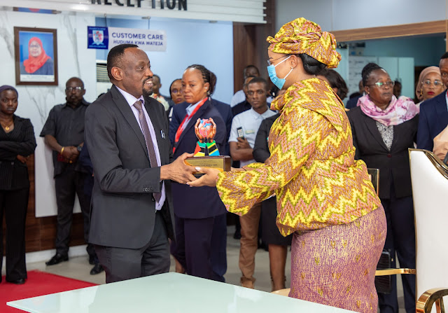 Mkurugenzi Mtendaji JKCI Dkt. Peter Kisenge akimkabidhi tuzo ya kumshukuru Mke wa Rais wa Msumbiji Mhe.  Mama Gueta Selemane Chapo alipofanya ziara katika Taasisi hiyo