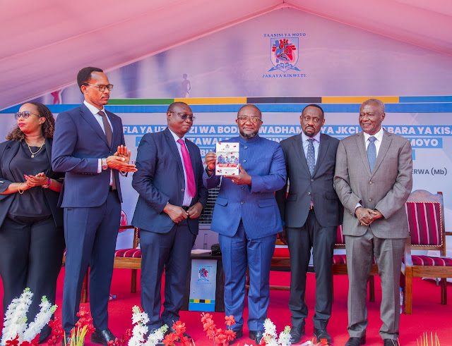 Waziri wa Afya Mhe. Mohamed Mchengerwa akionesha kitabu cha mwongozo wa upandikizaji moyo nchini