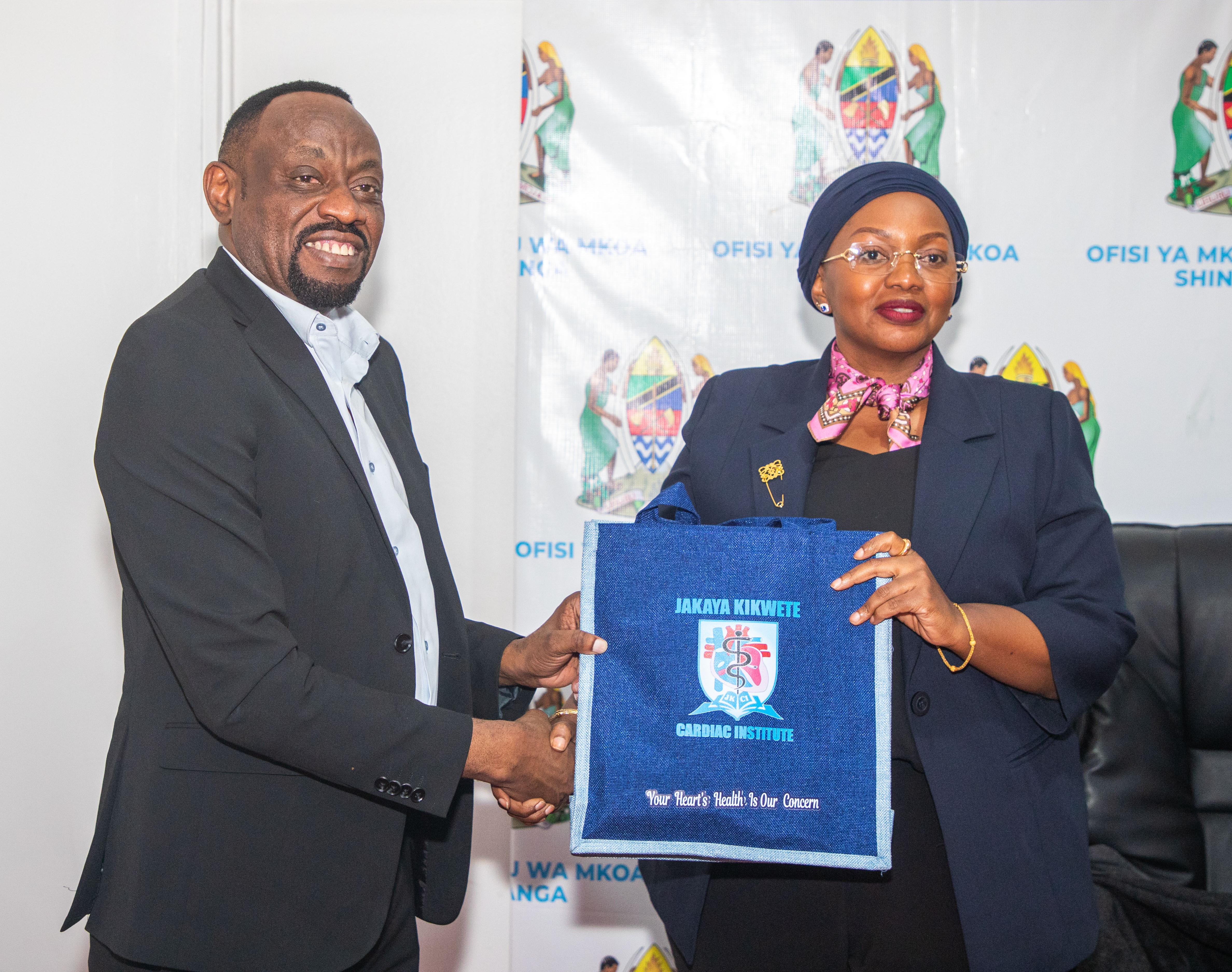 Mkurugenzi Mtendaji JKCI Dkt. Peter Kisenge akimkabidhi mfuko wa Taasisi hiyo Mkuu wa Mkoa wa Shinyanga Mhe. Mboni Mhita 