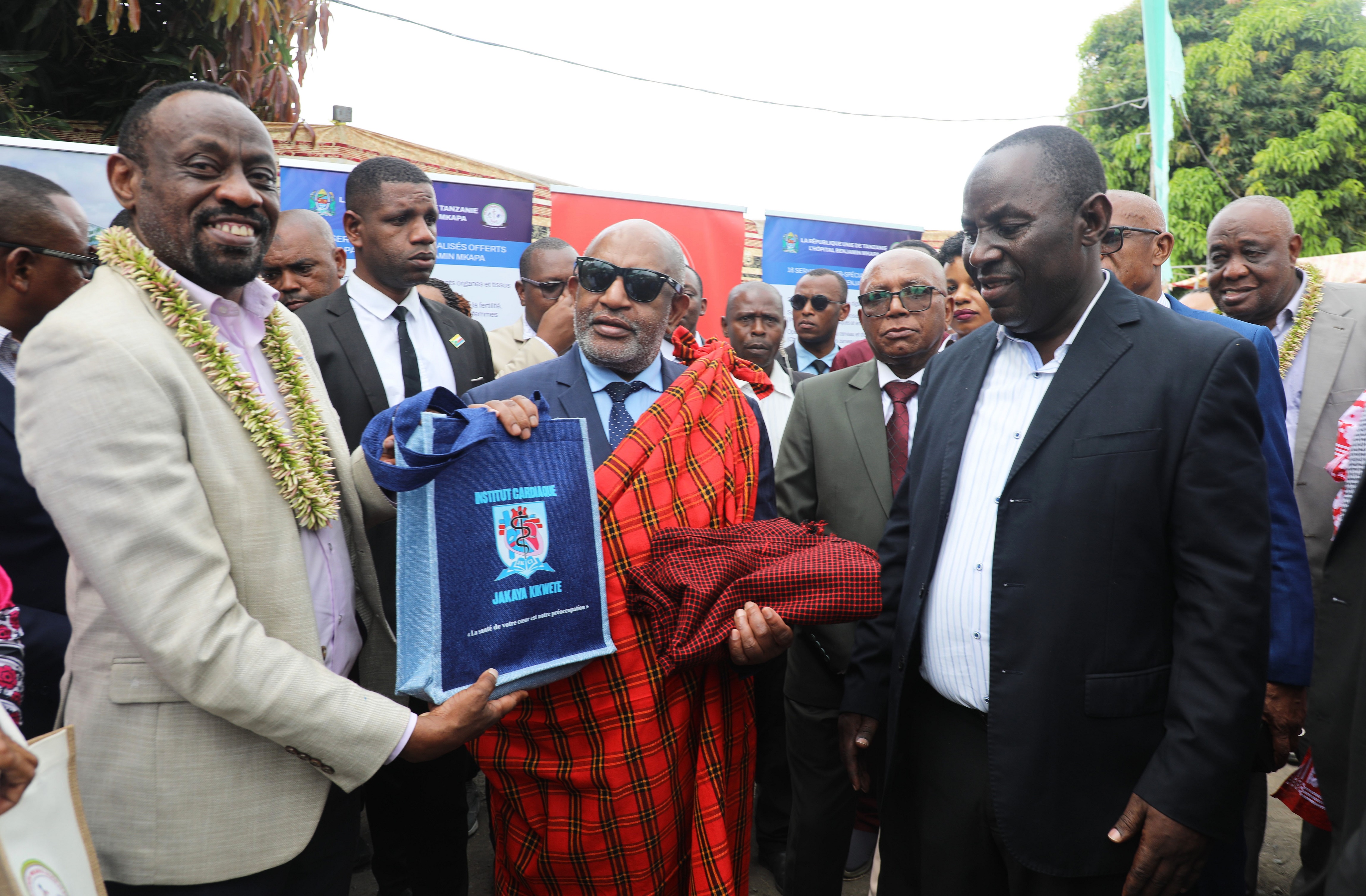Mkurugenzi Mtendaji wa Taasisi ya Moyo Jakaya Kikwete (JKCI) Dkt. Peter Kisenge akimkabidhi zawadi Rais wa Comoro Mhe. Azali Assoumani alipotembelea kambi ya madaktari bingwa wa magonjwa mbalimbali kutoka Tanzania inayofanyika katika kisiwa cha Anjouan. 