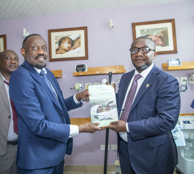 Waziri wa Afya Mhe. Mohamed Mchengerwa akipokea kitabu kutoka kwa Mkurugenzi Mtendaji wa JKCI alipotembelea Arusha Lutheran Medical Centre (ALMC) ambayo ni tawi la JKCI 